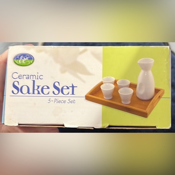 Ceramic Sake Set with bamboo tray, 4 sake cups and one sake carafe. - Picture 3 of 3
